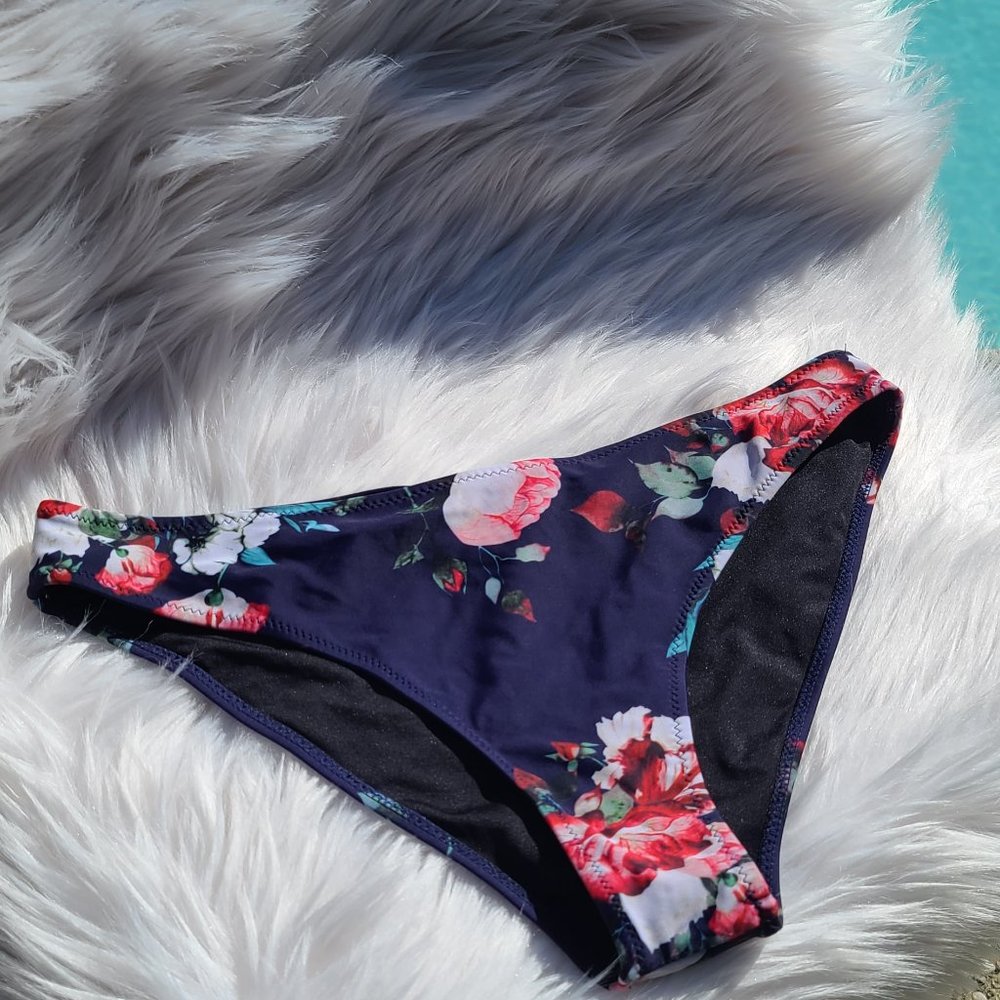 Cup She Navy & Floral rushed bikini bottom